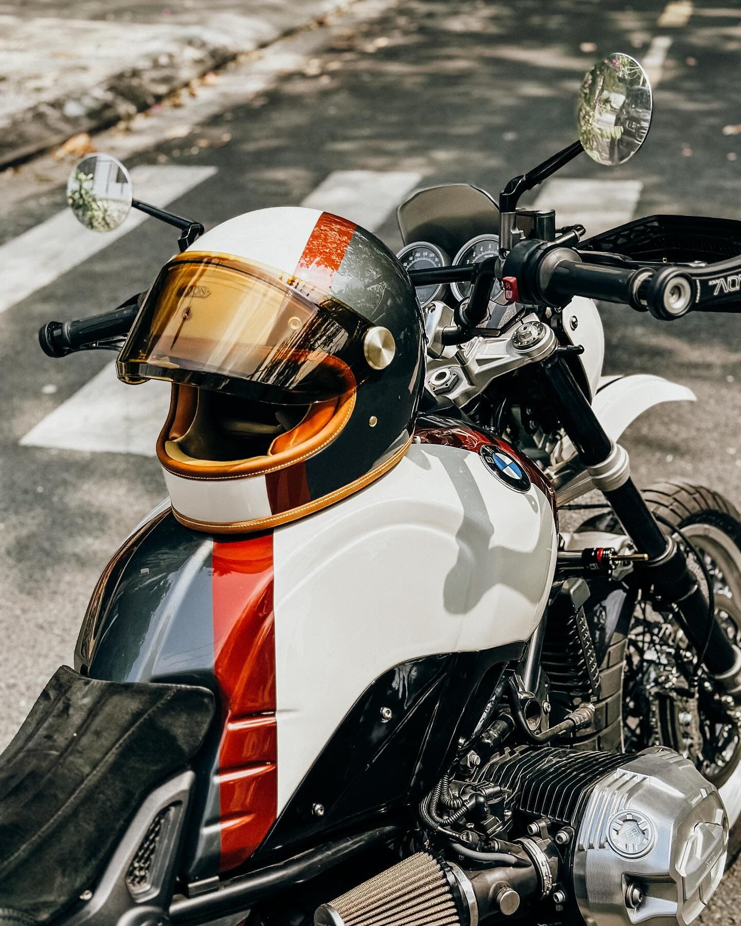 Mũ Hedon đen, trắng và đỏ trên xe mô tô BMW