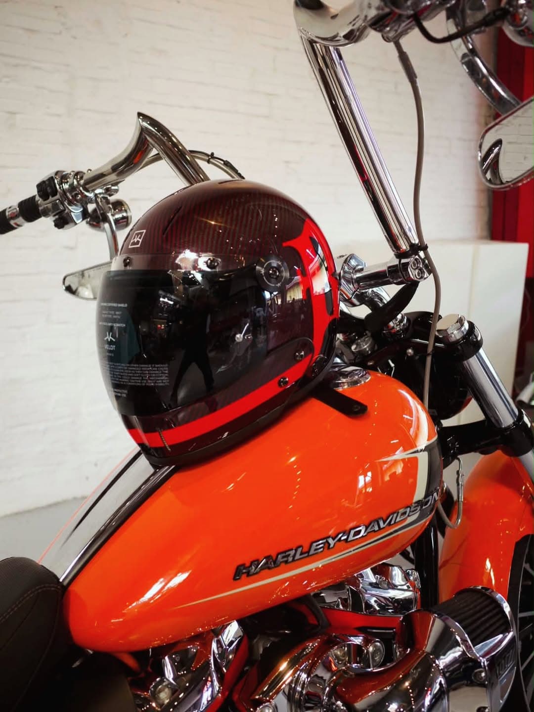 Mũ Veldt đen đỏ trên xe Harley-Davidson màu cam